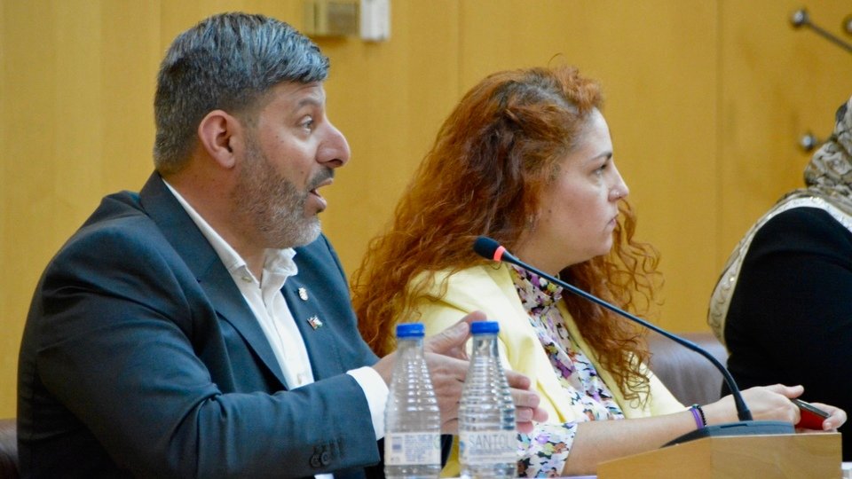  Mohamed Mustafa y Julia Ferreras, durante el transcurso de una sesión plenaria / A. Castillo 