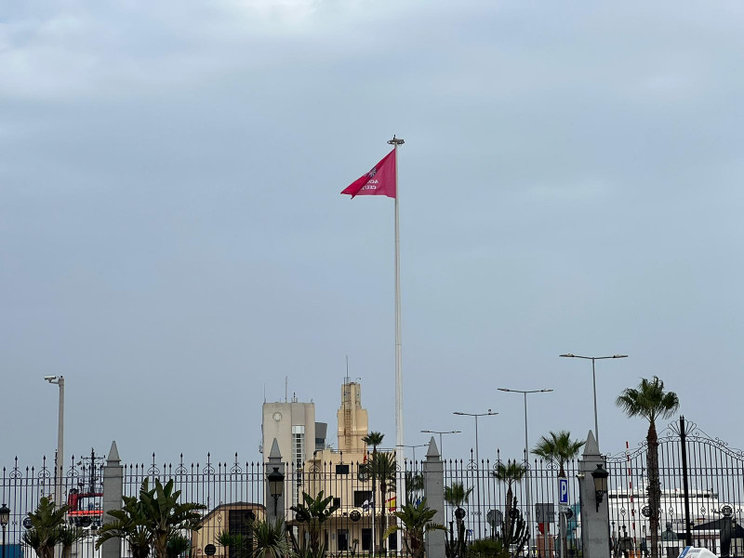 La bandera contra el cáncer de mama preside hoy y mañana la entrada al Muelle de España/ Dani Hernández