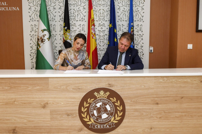 Pilar Orozco y Enrique Roviralta firman el acuerdo/Cedida