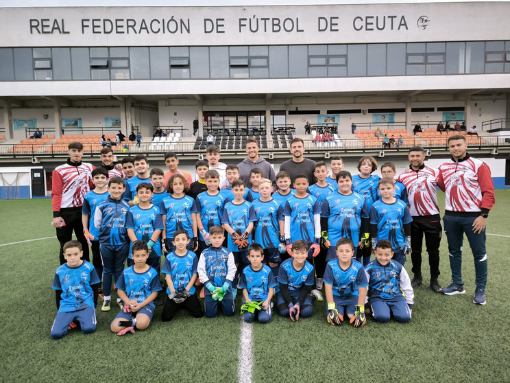 La Escuela de Porteros de la RFFCE recibe la visita de los guardametas de la AD Ceuta FC
