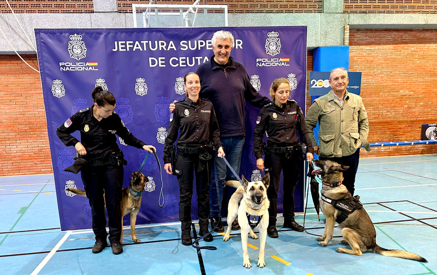 Exhibición de las Unidades Caninas de la Policía Nacional en el Torneo del Bicentenario de Basket 