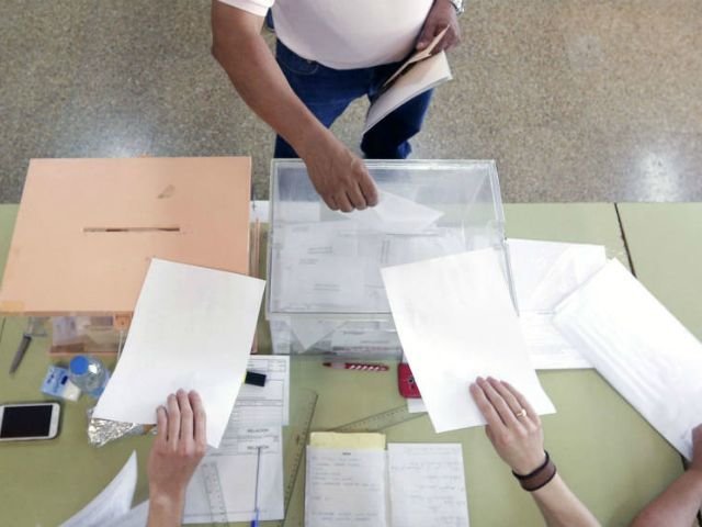 Una persona ejerce su derecho al voto durante unas elecciones/ Archivo