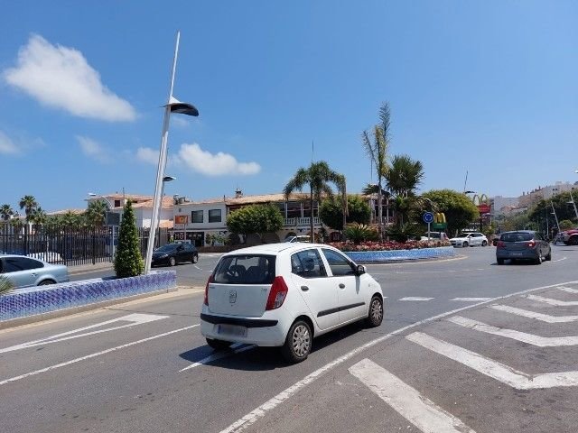 Un vehículo circula por Ceuta / Archivo