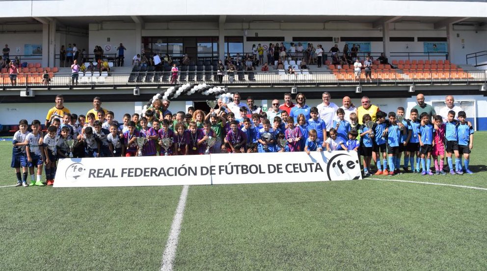 Foto de familia tras la entrega de trofeos/ FFCE