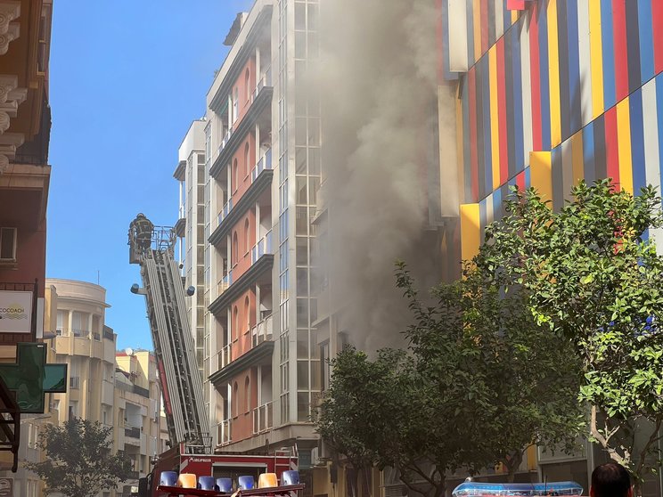 Incendio en el Edificio de Colores / Archivo