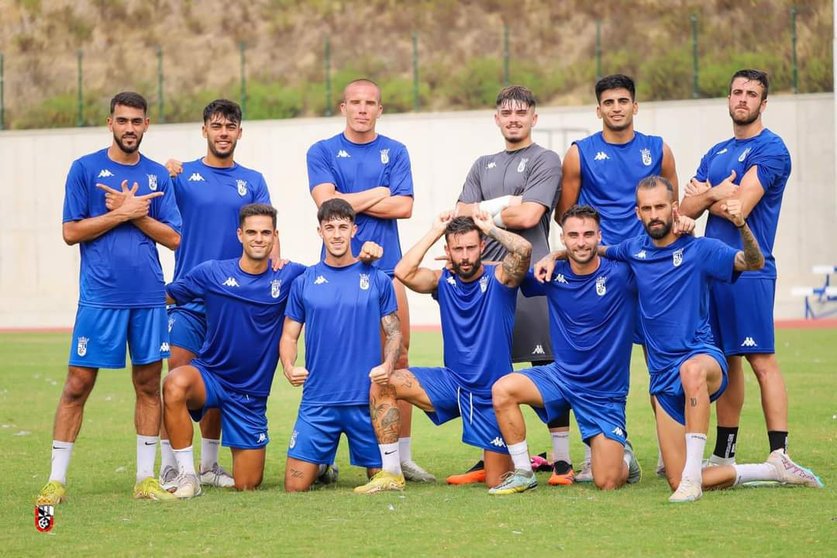 Ñito González, uno de los capitanes de la AD Ceuta FC, en el centro de la imagen