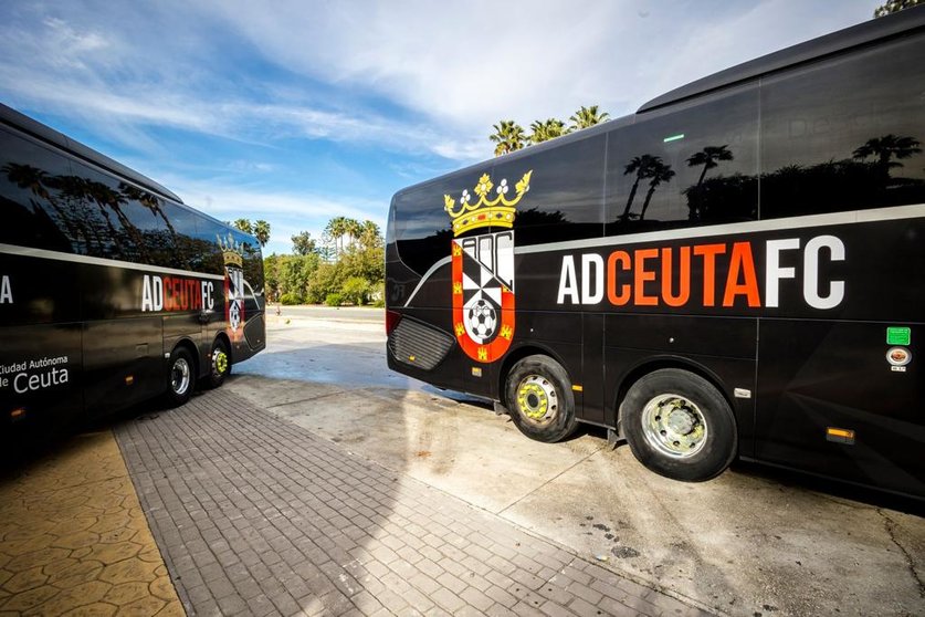 La AD Ceuta FC y 'Alsa' presentan los nuevos autobuses con la imagen del Club. Foto: Pablo Gallardo