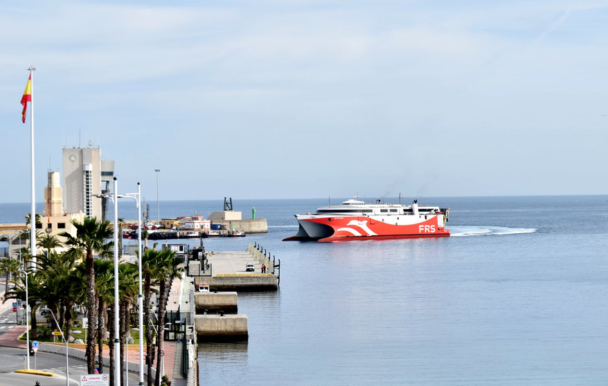 Llegada de un barco de FRS al Puerto de Ceuta / Foto: Rafa Báez