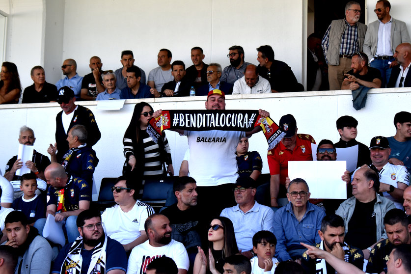 La AD Ceuta FC celebra con su afición el acceso al playoff (1)