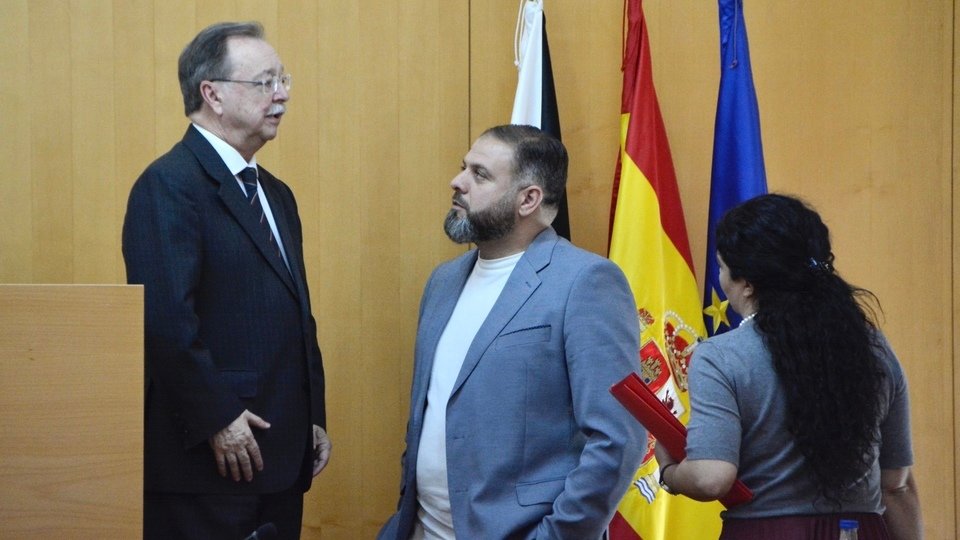  Rahal hablando con Vivas el pasado mes de abril en un Pleno./archivo 