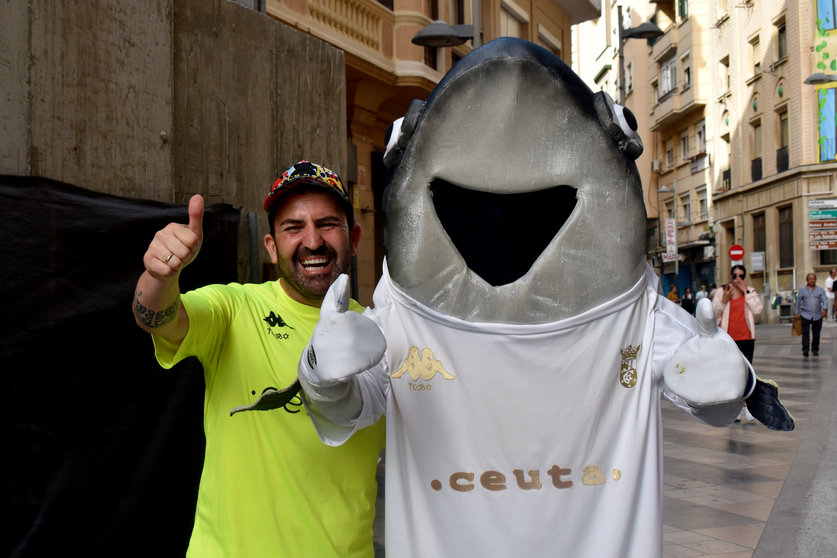 'Caballati' sale a la calle y pide a la afición de la AD Ceuta FC que llene el Murube el domingo. Foto: Rafa Báez