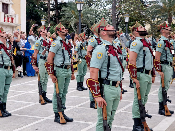 Arriado de Bandera protagonizado por La Legión por el Día de las Fuerzas Armadas (16)