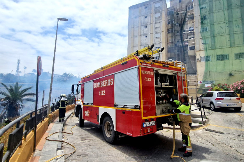 Los bomberos actúan en un incendio tras los Grupos El Rocío _ Laura Ortiz