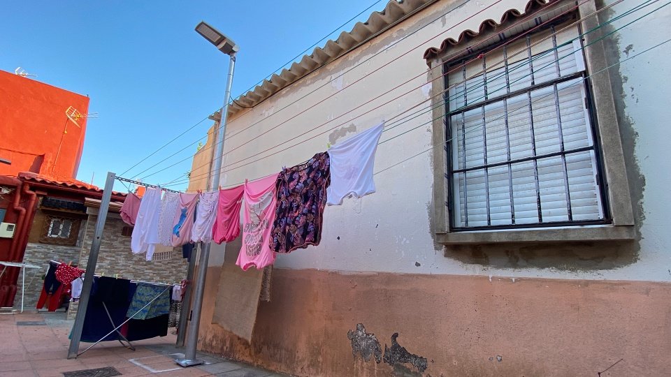  La farola retirada este lunes dificultaba tender la ropa a esta vecina. 