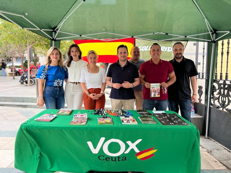 El personal de VOX, apurando la campaña en Plaza de los Reyes / Dani Hernández