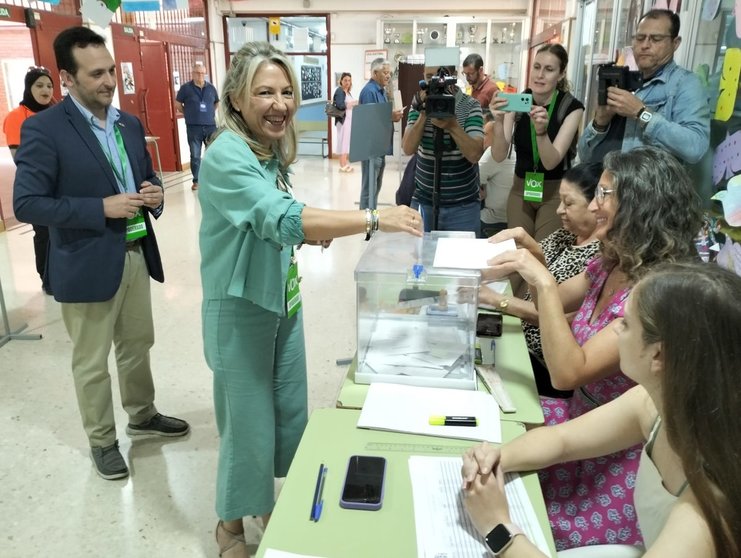  García León deposita su voto en la urna 