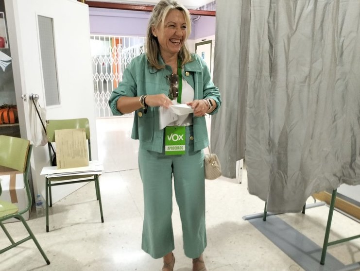  García León, antes de depositar su voto, en el instituto Abyla 