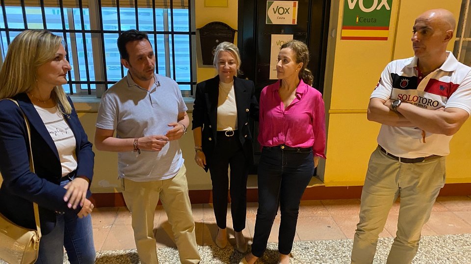  Redondo con Ana García y más miembros de VOX fuera de la sede este domingo 9 de junio. 