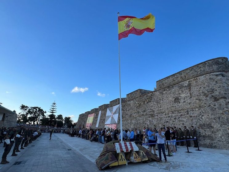 Izado de bandera por la proclamación de Felipe VI / Daniel Hernández