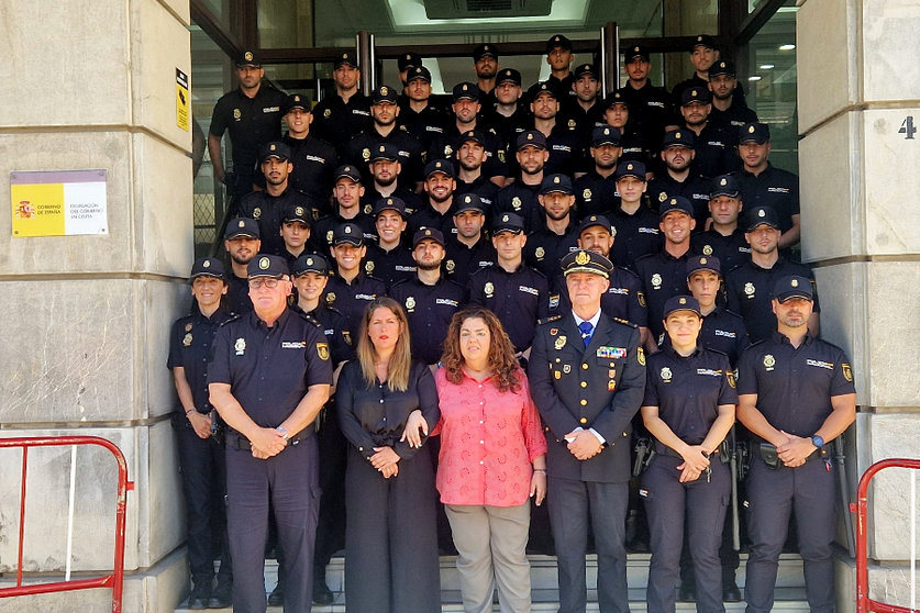 La delegada del Gobierno recibe a los policías en prácticas que prestarán servicio en Ceuta _ Laura Ortiz