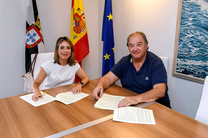 Firma del acuerdo entre la consejera y el presidente del Consejo de Hermandades, Jesús Bollit
