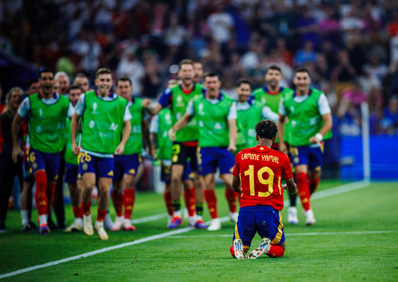 Lamine Yamal celebra el tanto ante Francia. Foto: @SEFutbol