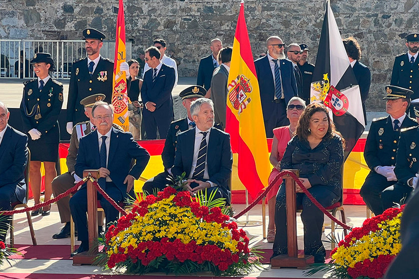 Entrega de la bandera nacional a la policía / Daniel Hernandez