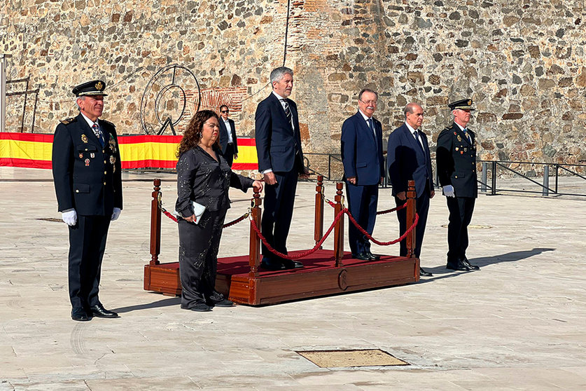 Entrega de la bandera nacional a la policía / Daniel Hernandez