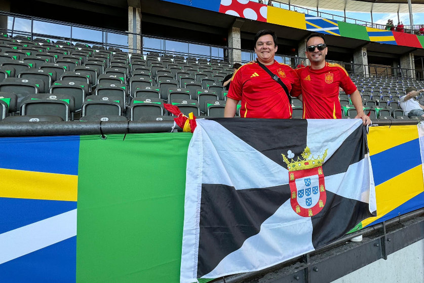 Carlos y Juanma ya han colocado la bandera de Ceuta en el Olímpico de Berlín