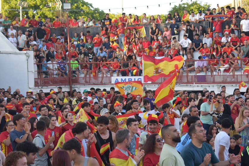 Aficionados ceutíes durante el partido de anoche en el Auditorio de la Marina / Rafa Báez