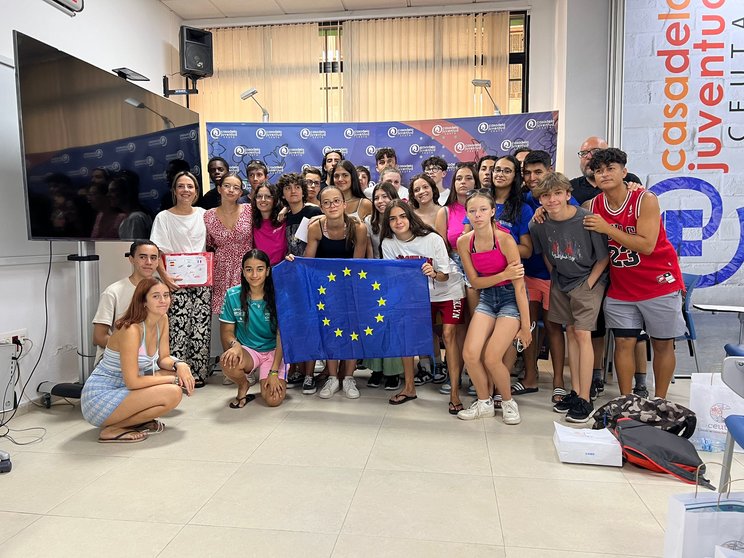 Los estudiantes, junto a la consejera en la Casa de la Juventud / Dani Hernández