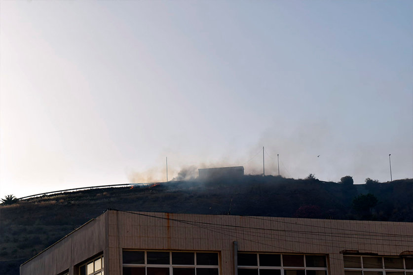 Incendio junto a la prisión de Los Rosales / Rafa Báez