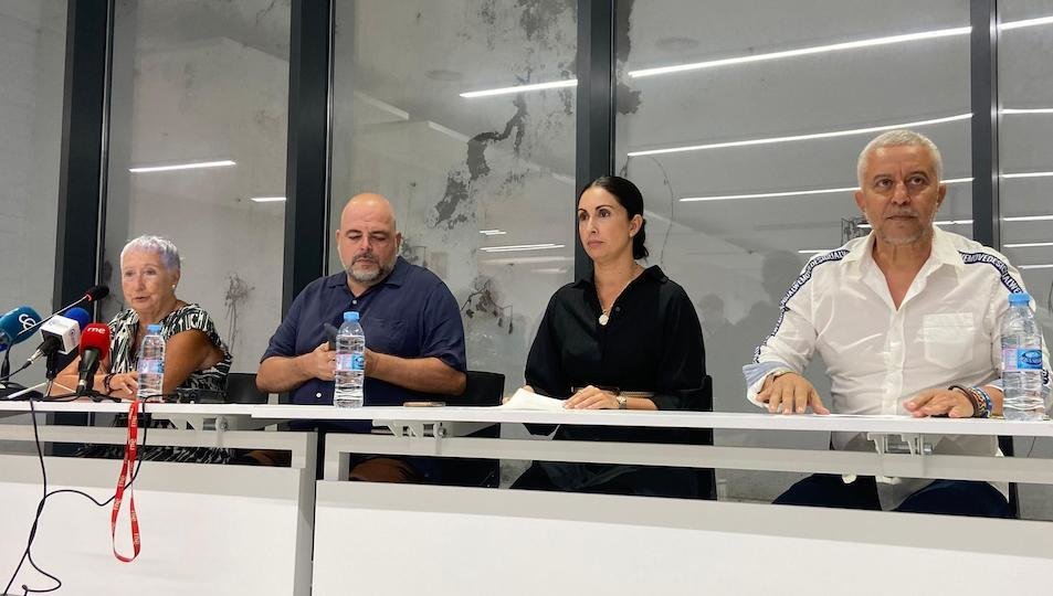  Por la izquierda, María Miaja. Pablo Núñez, Dalia Mohamed y Mohamed Haidor, durante la lectura del manifiesto. 