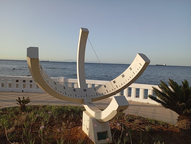 Reloj de sol del paseo marítimo de Benítez / Juanjo Coronado