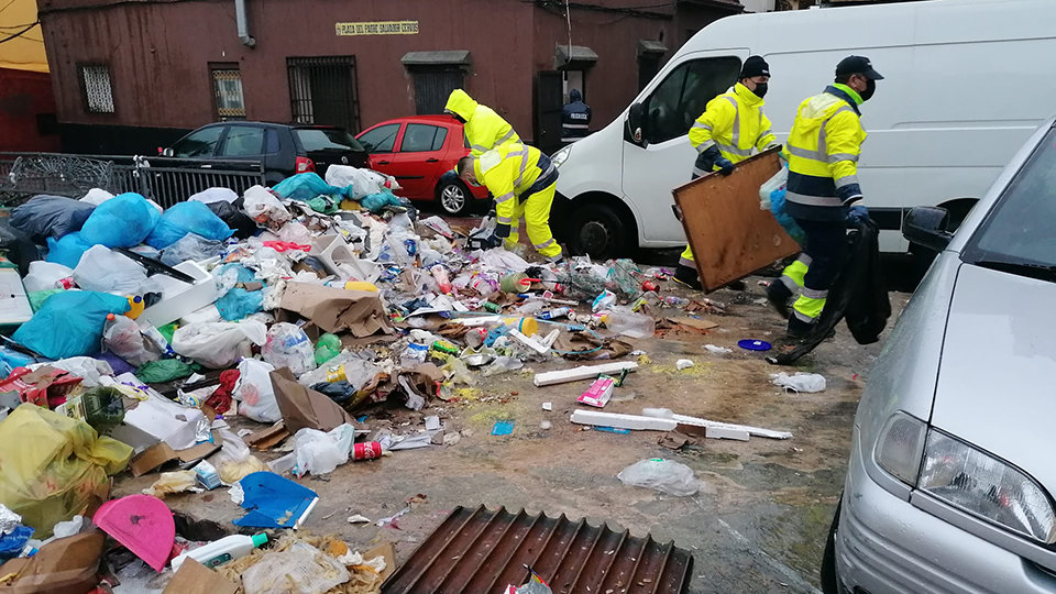  Varios operarios recogen basura en el Príncipe 