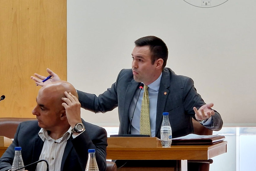 Carlos Verdejo, diputado de Vox, durante su intervención en el pleno de este martes / Laura Ortiz