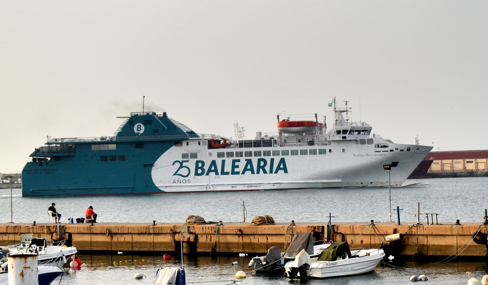 Barco de Baleària saliendo del puerto de Ceuta 