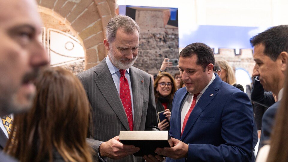  El Rey junto al consejero de Fomento, Alejandro Ramírez, en la última edición de FITUR. 