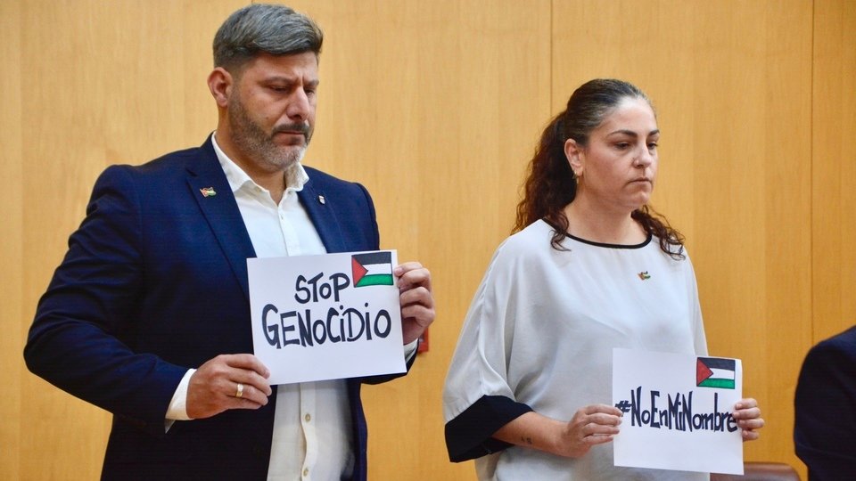  Mohamed Mustafa y Julia Ferreras, de Ceuta Ya!, muestran en el pleno de octubre carteles a favor de la causa palestina. 