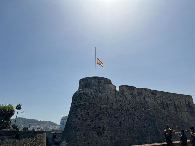 Momento en que se iza la bandera nacional sobre el Baluarte de la Bandera / Dani Hernández