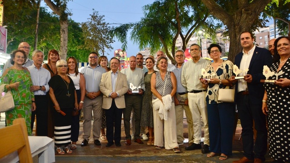  Vivas, posando junto a los principales cabezas visibles de las casas regionales de Algeciras, Alhaurín de la Torre, Barcelona, Melilla y Sevilla 