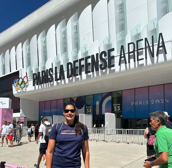 La medallista olímpica ceutí, a la entrada del pabellón