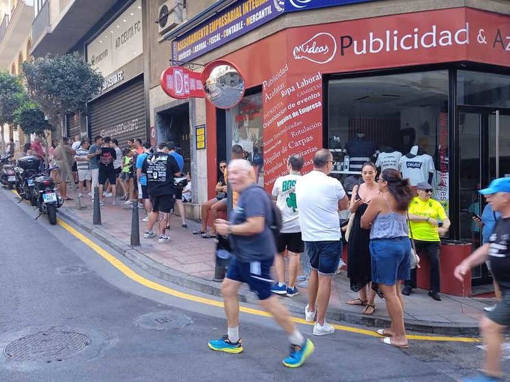 La venta de camisetas del Ceuta arranca / César Martín