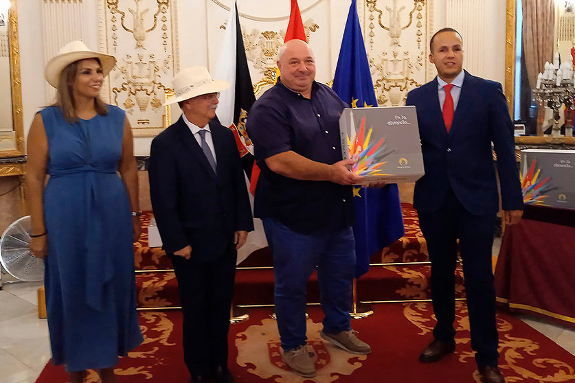 Entrega de los sombreros de los paralimpicos