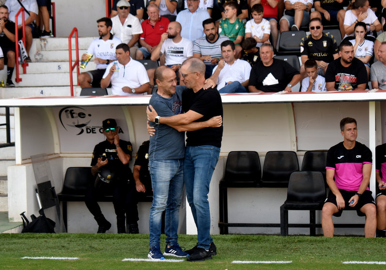 Alfredo Sánchez junto a José Juan Romero antes del pitido inicial. Foto: Rafa Báez