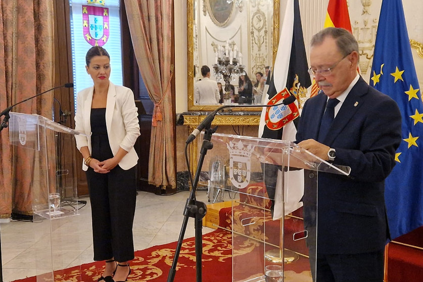 El presidente de la Ciudad y la ministra de Juventud e Infancia durante su comparecencia de este miércoles en Ceuta / Laura Ortiz