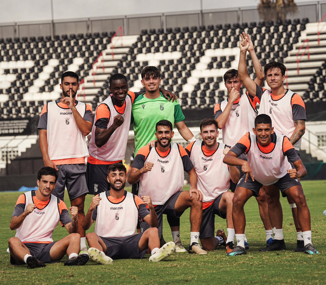 El joven Bless, abrazado al portero Pery en el entrenamiento de la AD Ceuta FC