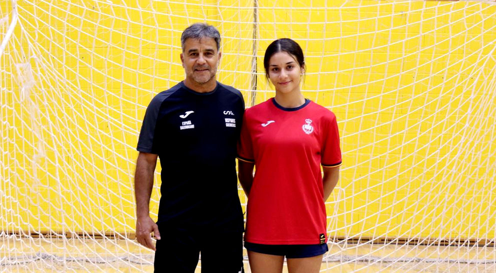 Noor Amar, del Club Balonmano Estudiantes, con la Selección Española de balonmano cadete 