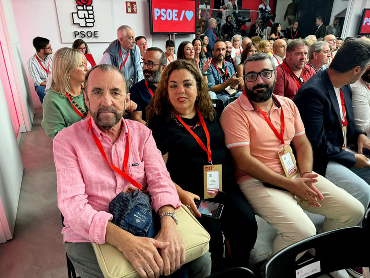 Rafael Leal, de la Plataforma Socialista de Ceuta, Melchor León, presidente de la Gestora que dirige al PSOE de Ceuta, y Cristina Pérez miembro del Comité federal del PSOE