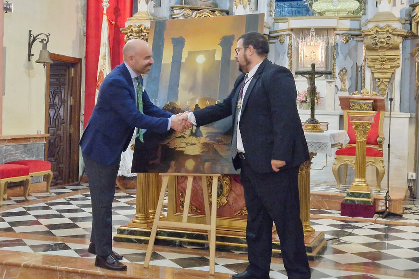 El autor de la obra, Fernando Vaquero, junto al Hermano Mayor de La Flagelación, Javier García Beneroso / Laura Ortiz